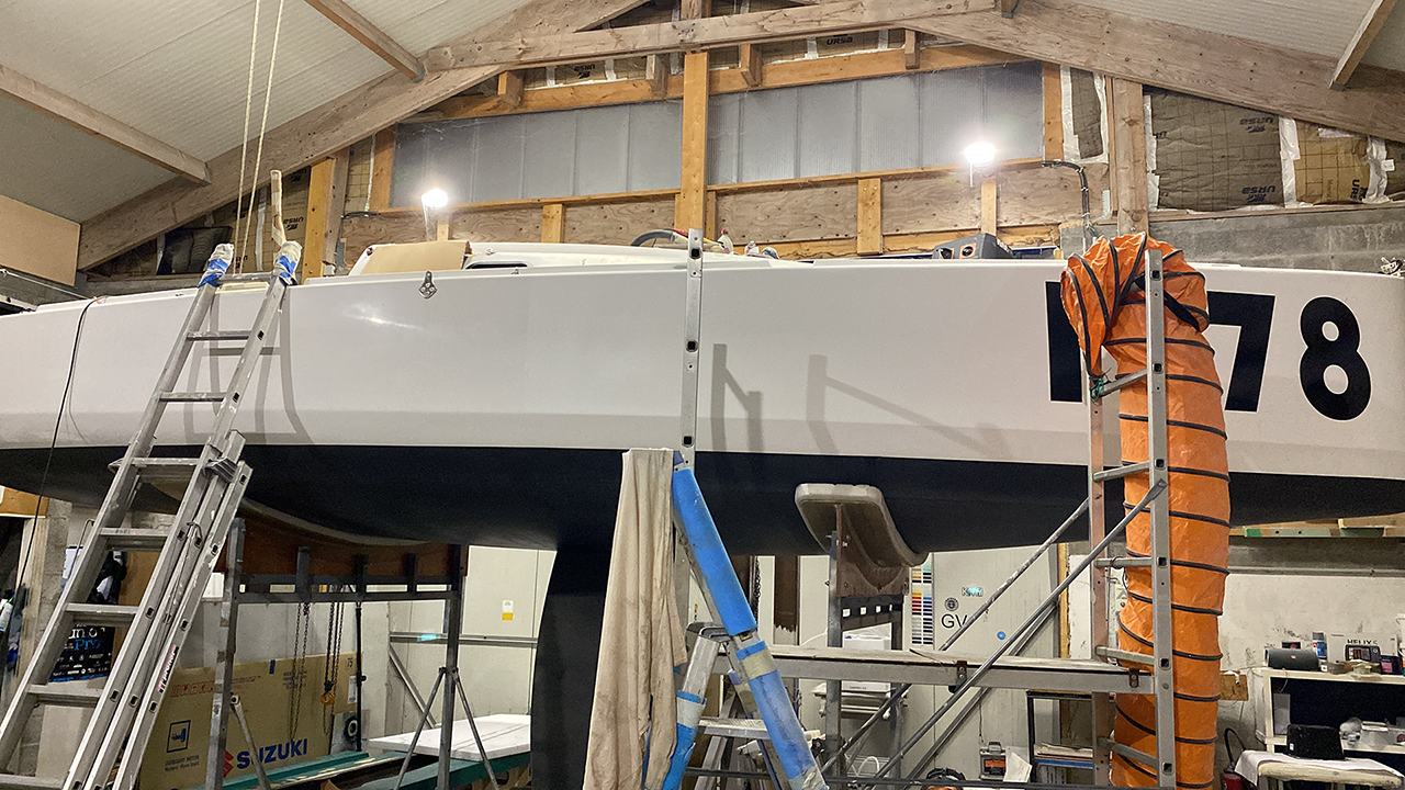 Le chantier naval 5 Pogo30 en cours de réparation de coque