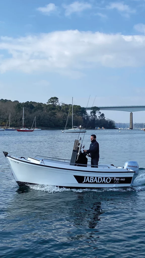 Le Jabadao, navire de 4,40 mètres sur l'Odet avec sa console centrale