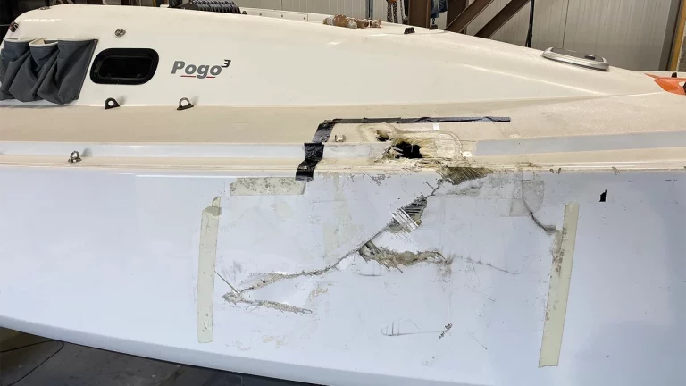 Un voilier Pogo abordé par tribord a sa coque endommagée