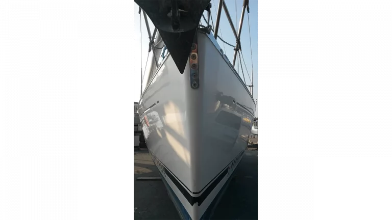 L'étrave abîmée d'un voilier après réparation et gel coat de finition.