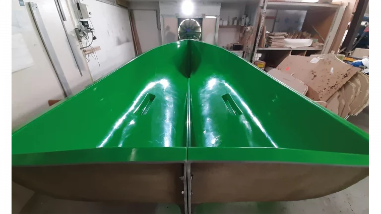 Etape 9 : Le moule de la coque de l'Amzer prêt à l'emploi vue de derrière