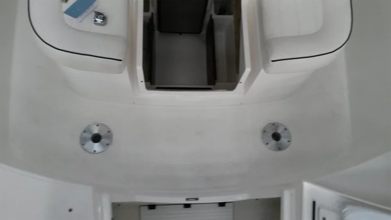 Le pont arrière d'un bateau type "open" avant intervention.