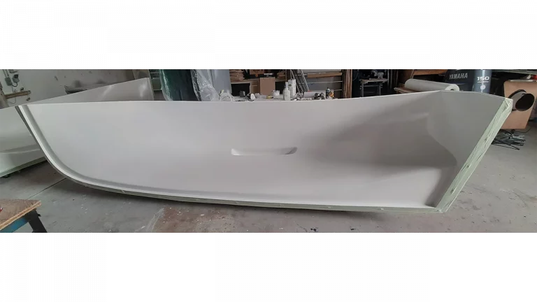 Etape 10 : Application du gel coat au pistolet dans le moule de l'Amzer avant stratification