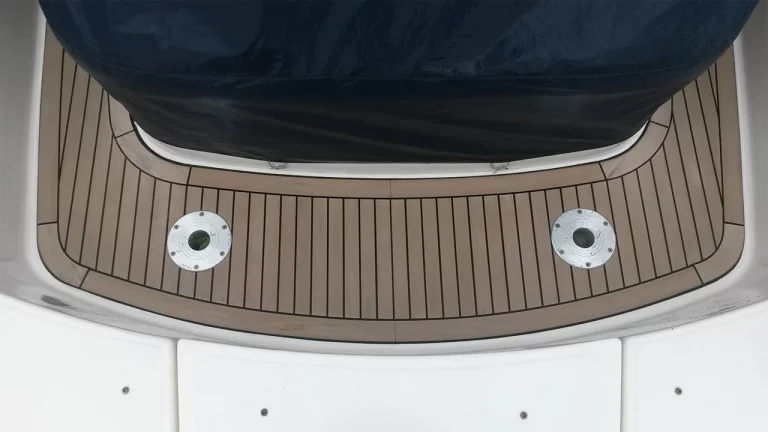 Le pont arrière du bateau type open après pose du FlexiTeek® par Pirou Nautisme.