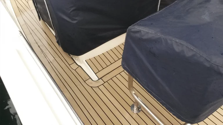 Plus durable, plus facile à entretenir et plus esthétique, la pose de FlexiTeek® est une spécialité de Pirou Nautisme