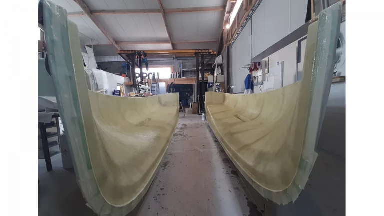 Etape 11 : Stratification du moule de l'Amzer : au contact, couche après couche.