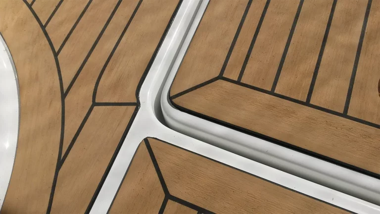 Les finitions apportées sur les chantiers délicats qui nécessitent précision et minutie sont un savoir-faire de Pirou Nautisme