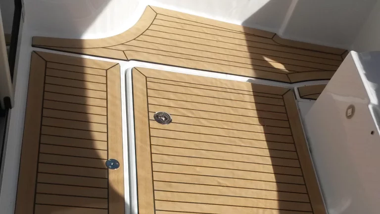 Le pont entièrement recouvert de FlexiTeek® le bateau gagne en valeur et en confort.