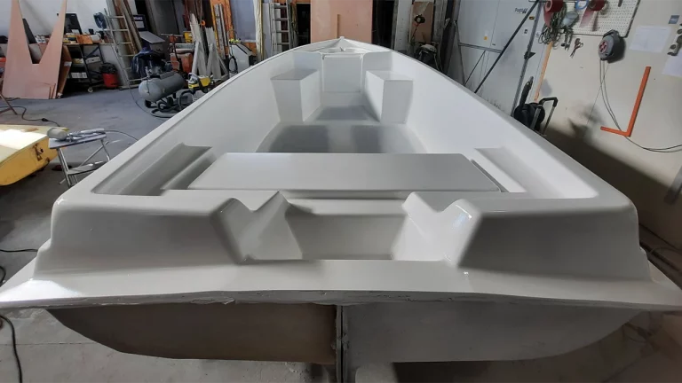 Etape 15 : Pose du gel coat sur le mannequin en bois du pont de l'Amzer