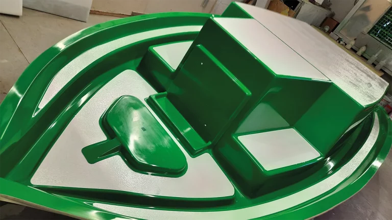 Etape 18 : Pose de l'antidérapant teinté dans la masse sur le moule du pont de l'Amzer