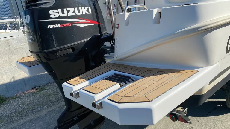 Pirou Nautisme réalise pour vous des pièces spécifiques et techniques : ici les flaps d'un open avec échelle de sécurité intégrée