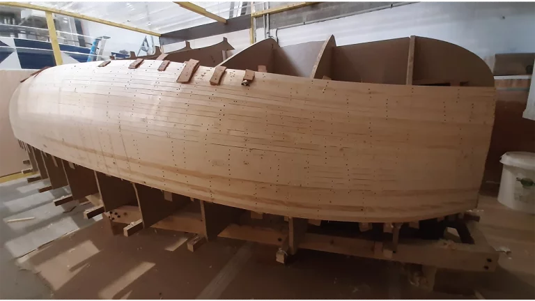 Habillage du mannequin en bois de la coque de l'Amzer