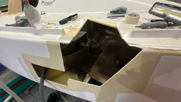 Le voilier Pogo en cours de réparation, la partie cassée a été découpée pour restratification