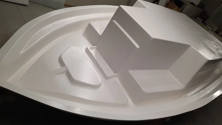 Etape 19 : Pose du gel coat au pistolet avant stratification du pont de l'Amzer