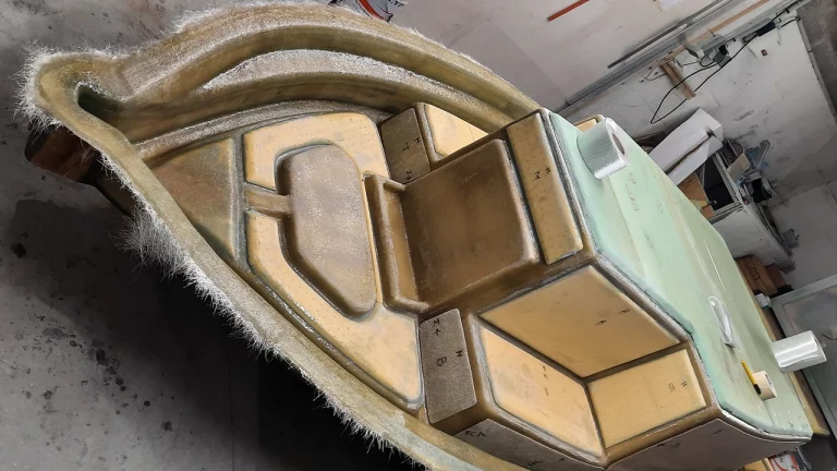 Etape 21 : Pose des renforts en airex et stratification de ces derniers