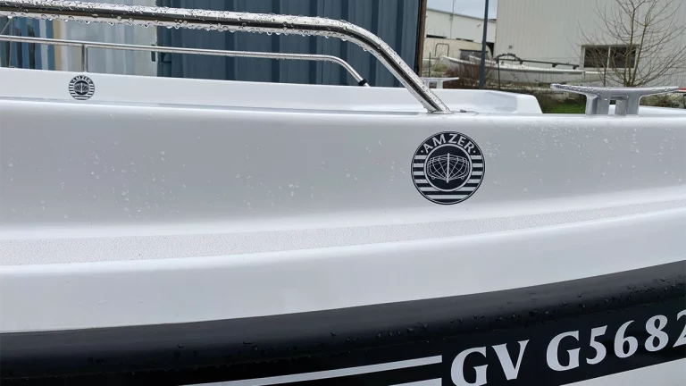 Etape 25 : Pose des finitions de l'Amzer : mains courantes en inox et liston caoutchouc.