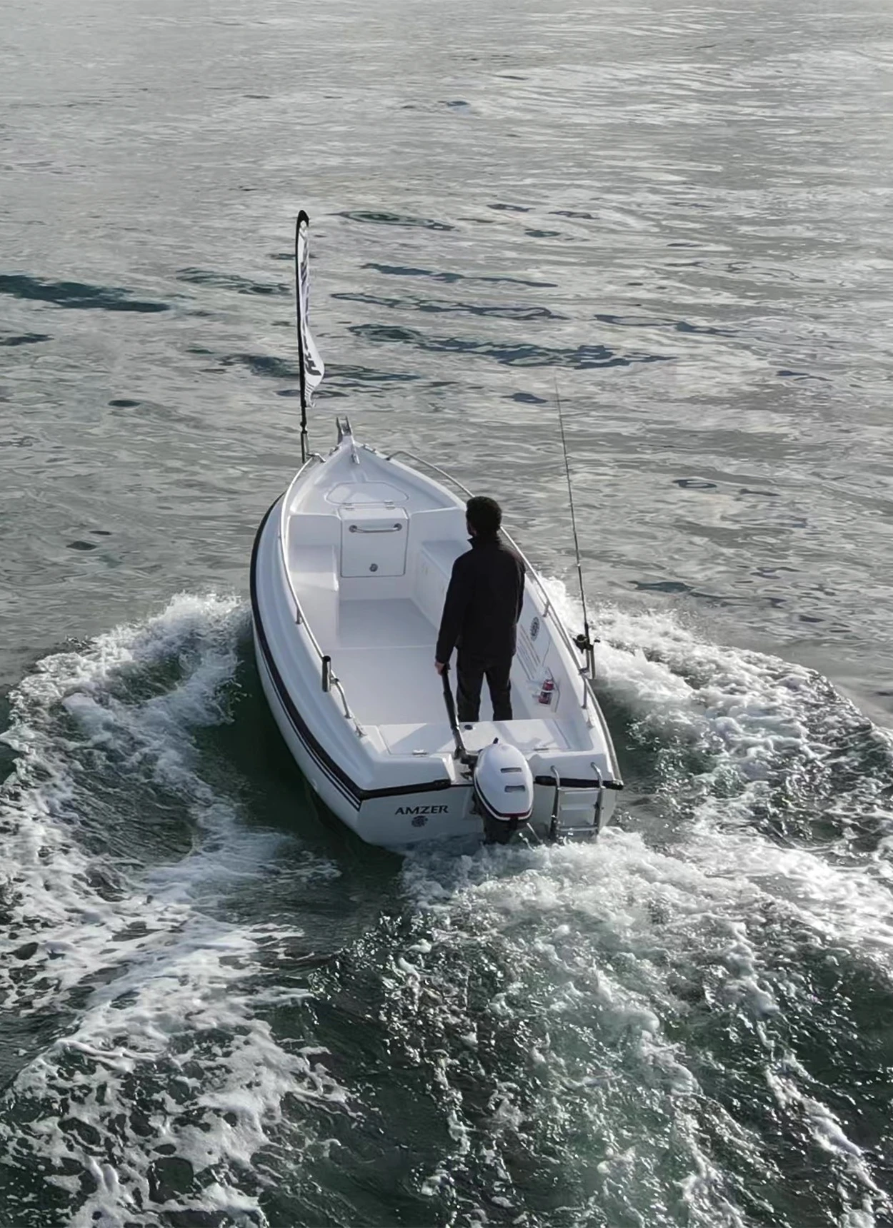 Vue du pont dégagé de l'Amzer, optimisé grâce à ses trois coffres de proue.
