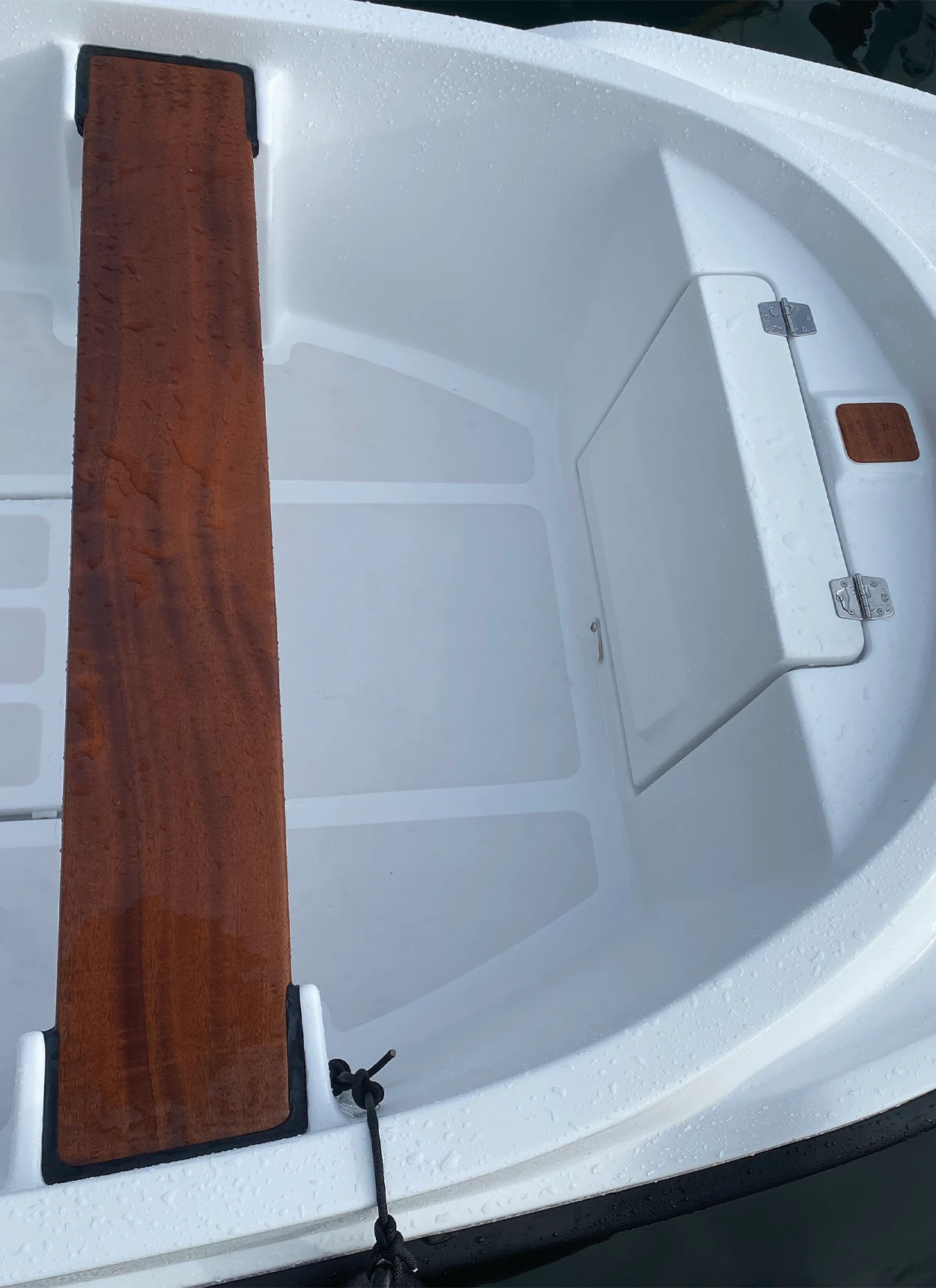 Le banc en bois du Pen Sardin a été marinisé pour tenir dans le temps long face à la mer et aux ultraviolets