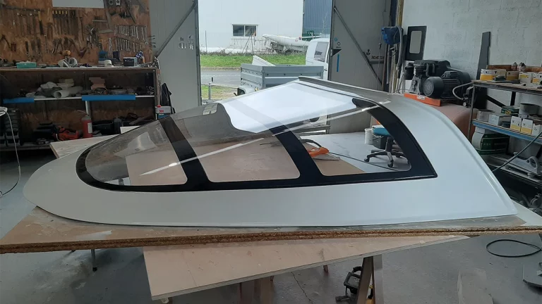 Besoin d'une casquette de voilier pour un Pogo de course au large ? Pirou Nautisme la réalise sur-mesure.