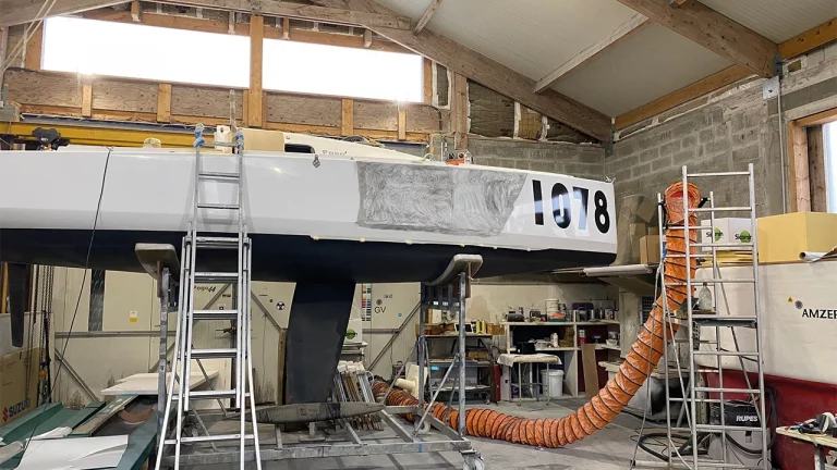 Le voilier Pogo après réparation et une nouvelle stratificationavant l'application du gel coat