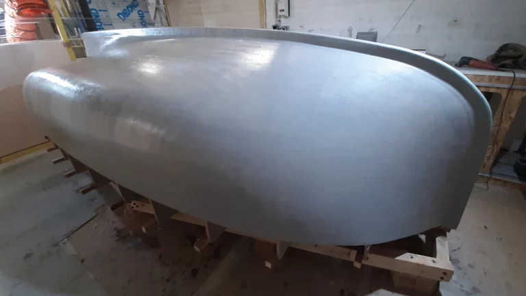 Etape 5 : Pose de l'enduit et stratification du mannequin de coque de l'Amzer