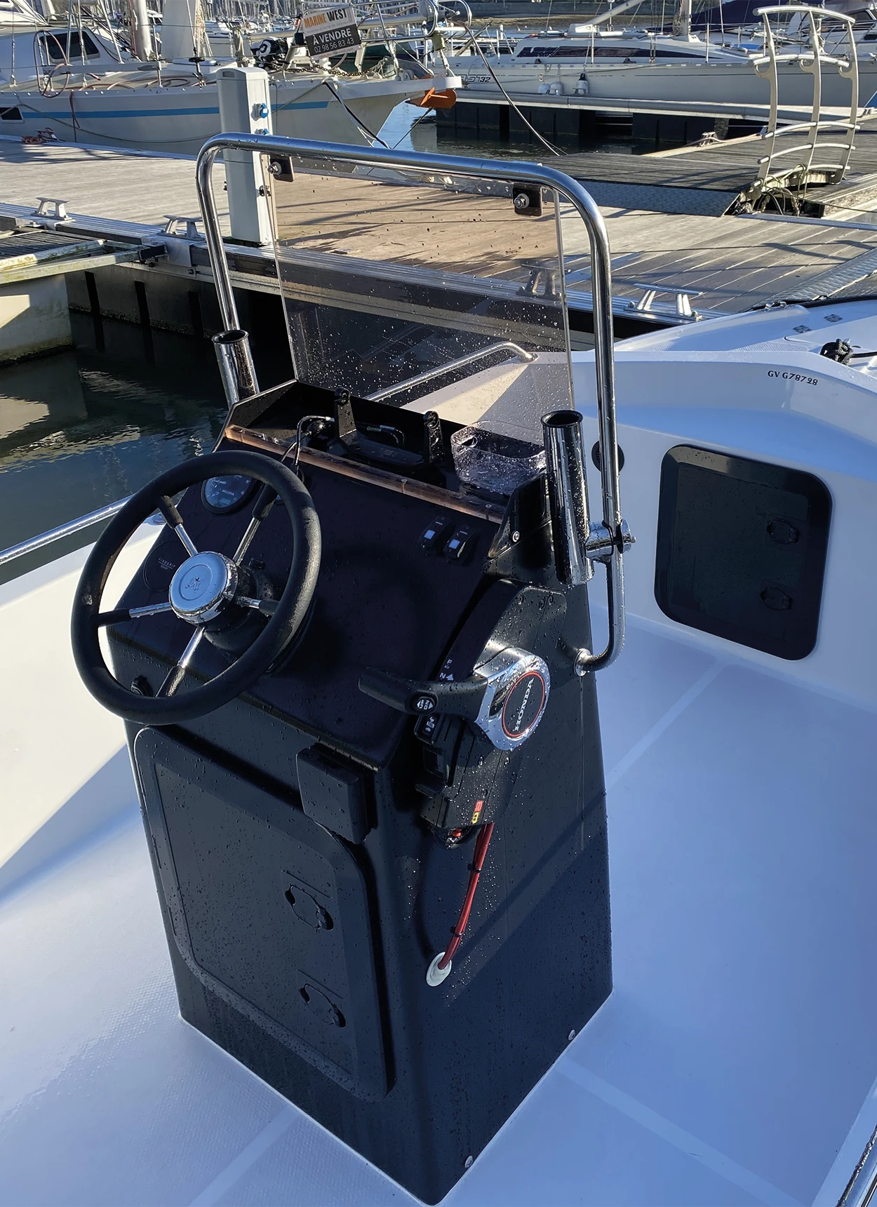 La console centrale du Jabadao avec son volant et sa direction intégrant la nourrice en son sein