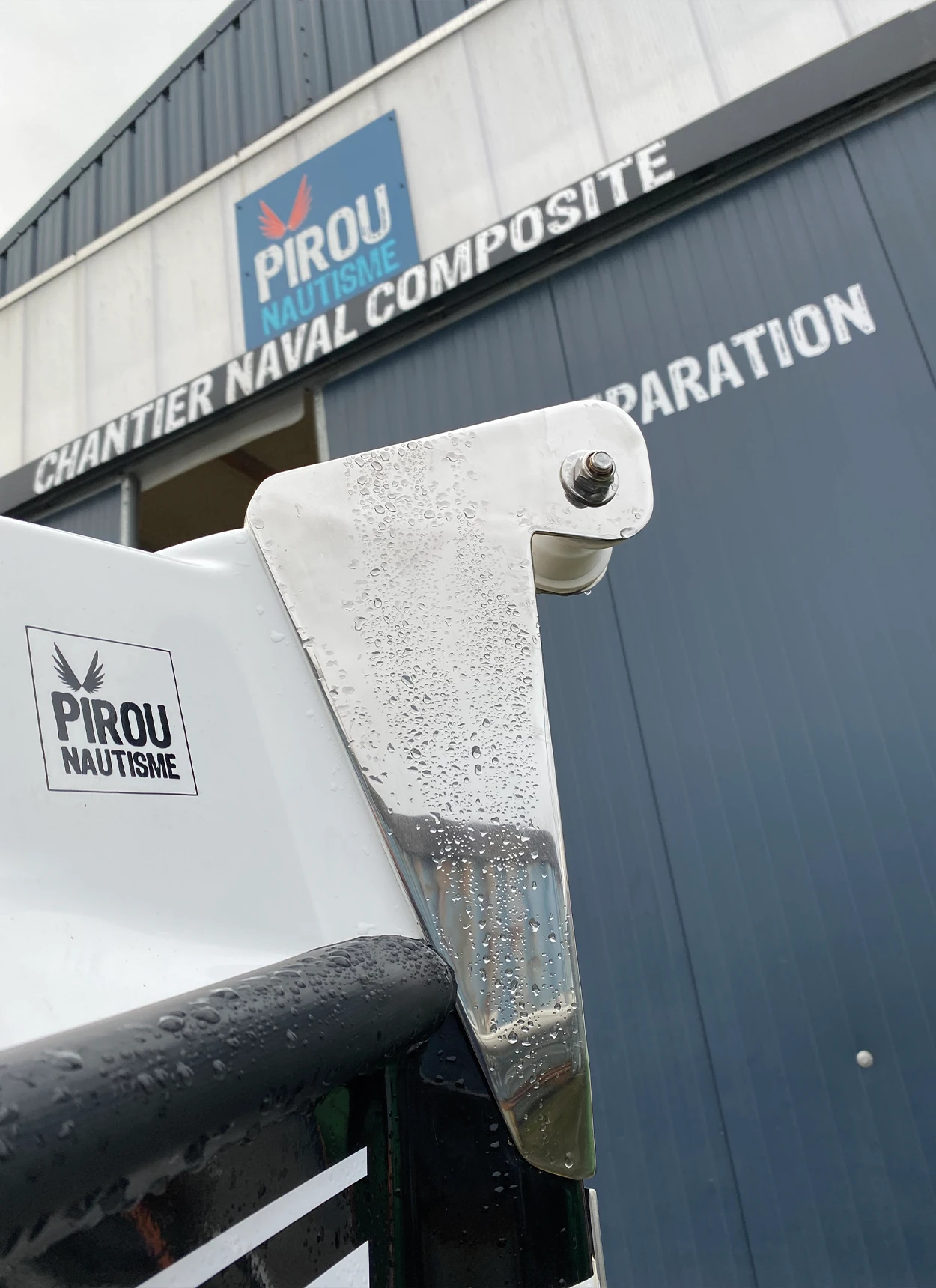 Le davier inox de l'Amzer, solide, élégant, sobre et pratique : à l'image du bateau qui le porte