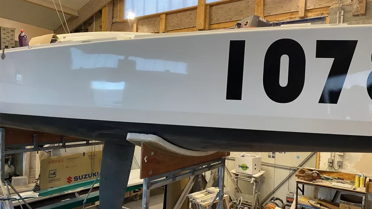 Le voilier Pogo après réparation et application du gel coat de finition