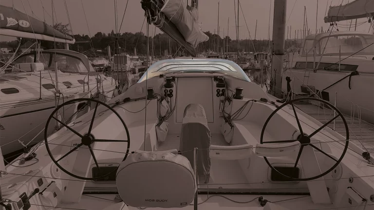 La casquette sur-mesure, présentée sur le Pogo avant fixation et finitions.