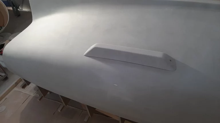 Etape 4 : Pose des quilles antiroulis sur le mannequin de coque de l'Amzer