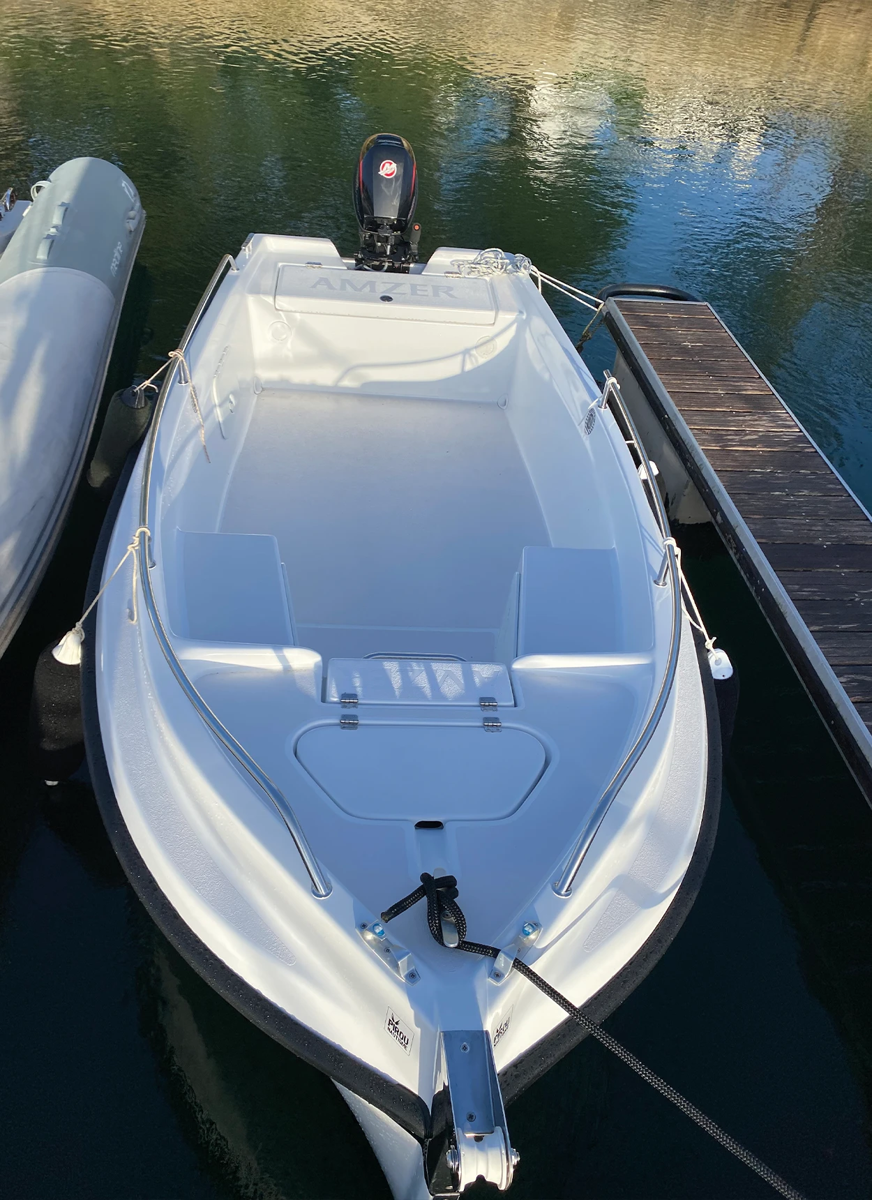 L'Amzer à quai à Sainte Marine, la baille à mouillage indépendante permet de conserver les coffres étanches.