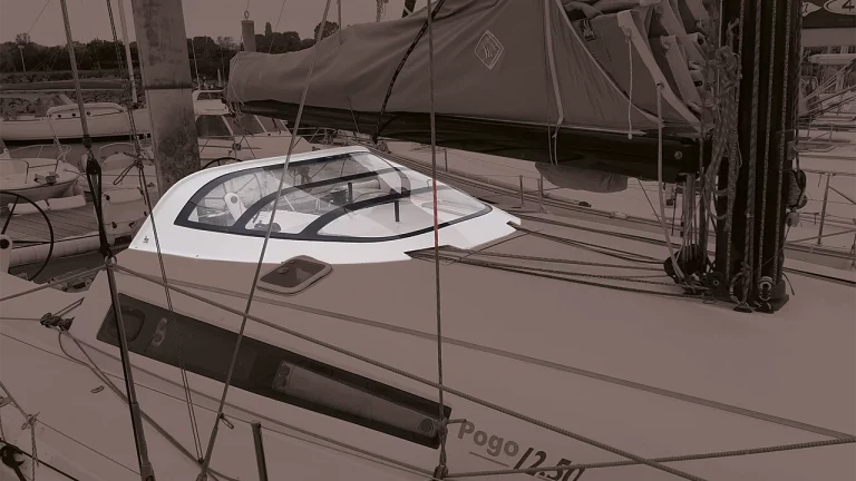 La casquette sur-mesure signée Pirou Nautisme sur le Pogo avant son départ pour la course