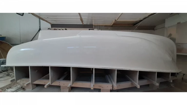 Etape 3 : Application du gel coat au pistolet sur le mannequin en bois de la coque de l'Amzer