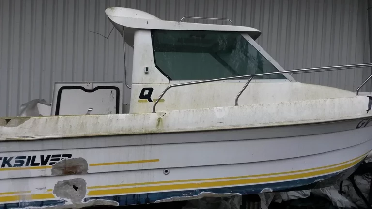 Le Quicksilver délabré vu par tribord devait être déclassé et détruit