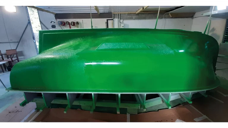 Etape 6 : Pose du gel coat de moulage au pistolet.