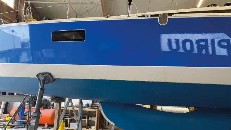 Une livrée bleue électrique d'un autre temps pour ce voilier : Pirou Nautisme reshape votre bateau selon vos envies.