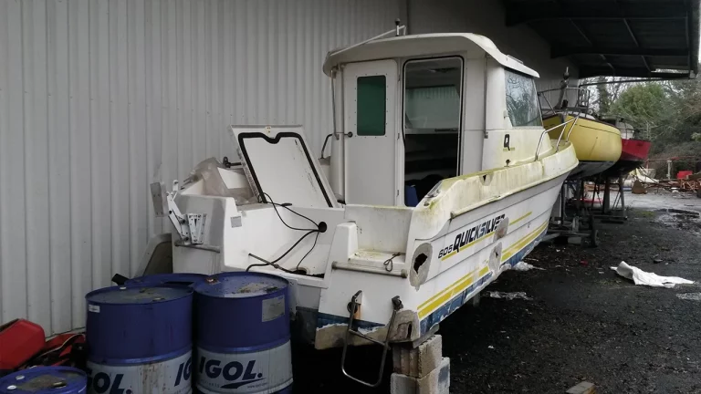 Un Quicksilver délabré dont la coque était hors d'usage a été réparé par Pirou Nautisme