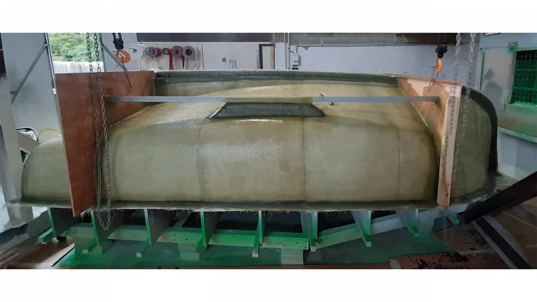 Etape 7 : Pose des renforts stratifiés du moule de coque de l'Amzer