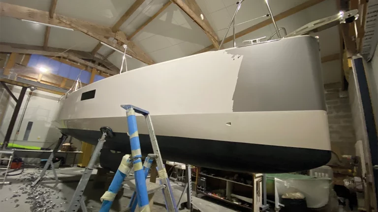 La livrée bleue disparait grâce au savoir-faire de Pirou Nautisme