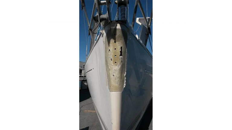 L'étrave abîmée d'un voilier en cours de réparation par Pirou Nautisme