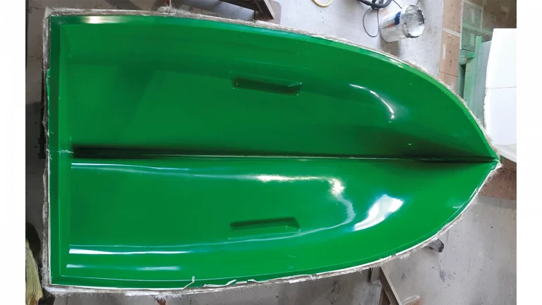 Etape 9 : Le moule de la coque de l'Amzer prêt à l'emploi vue du dessus.